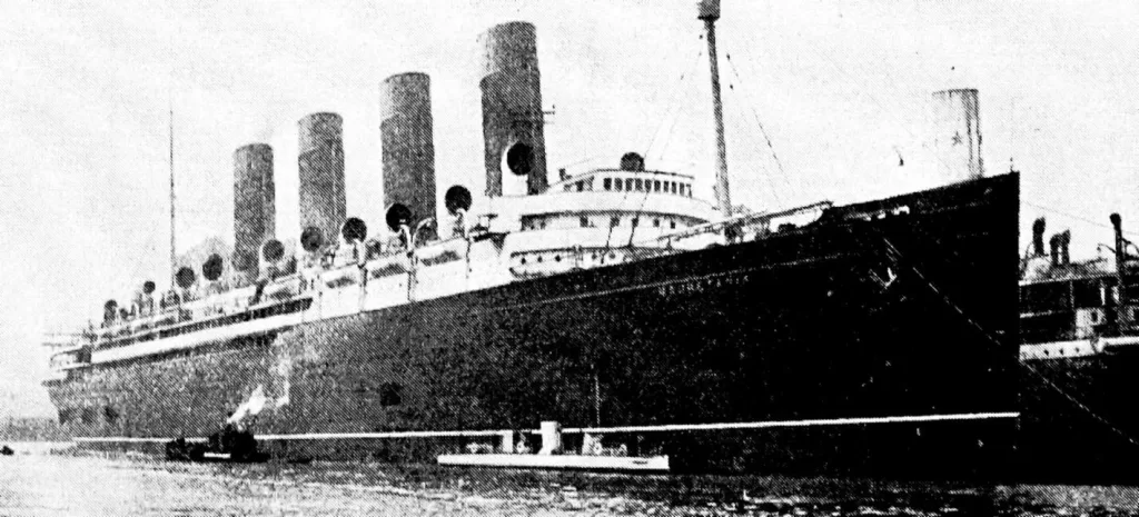 Turbinia_1911_Mauretania_Alongside_Docked